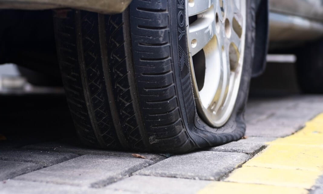 Bước 1: Dừng xe an toàn và chuẩn bị vị trí thao tác