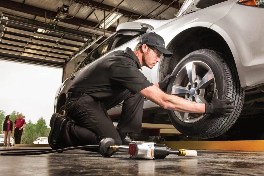 Bước 6: Hạ xe, siết chặt ốc và kiểm tra lại