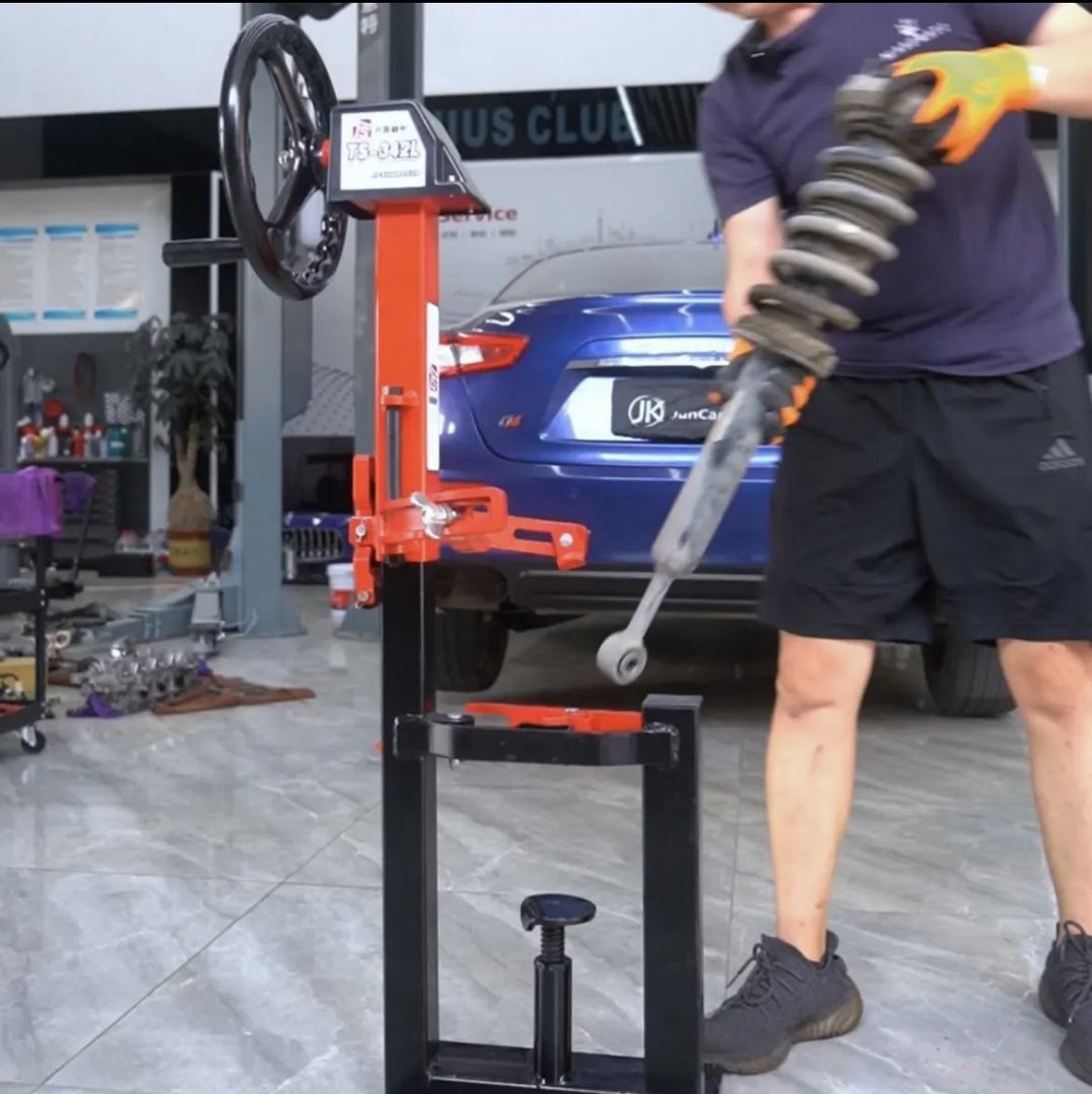 Dụng cụ tháo lắp lò xo giảm xóc – ảnh vận hành thực tế