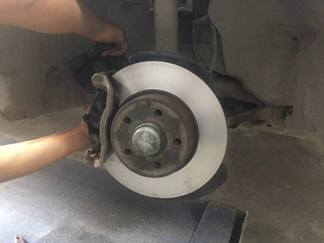 Có nên láng cả 4 bánh khi láng đĩa phanh ô tô không