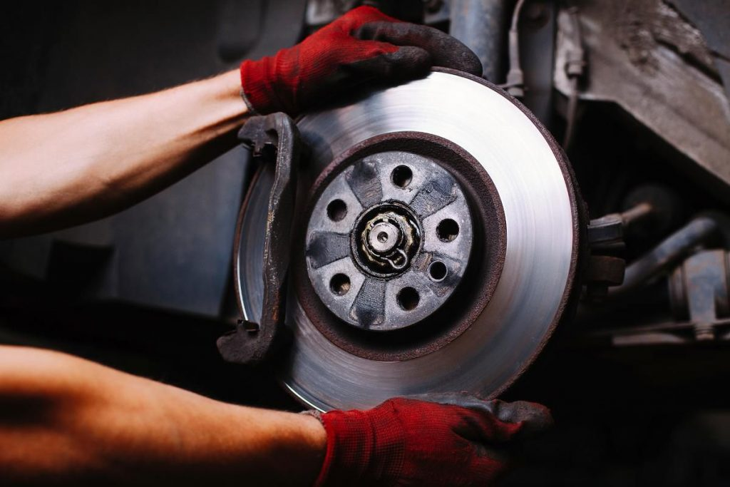 Hướng dẫn cách xử lý khi má phanh ô tô bị mòn