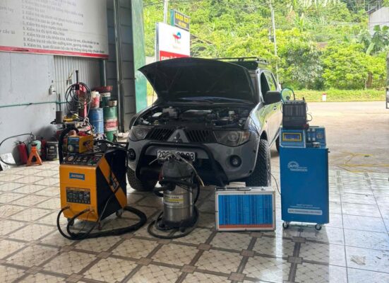 Thay dầu hộp số tự động bằng máy