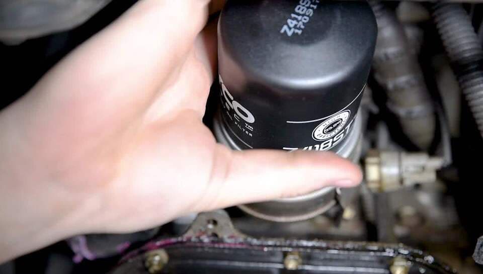 Lắp bộ lọc dầu diesel mới