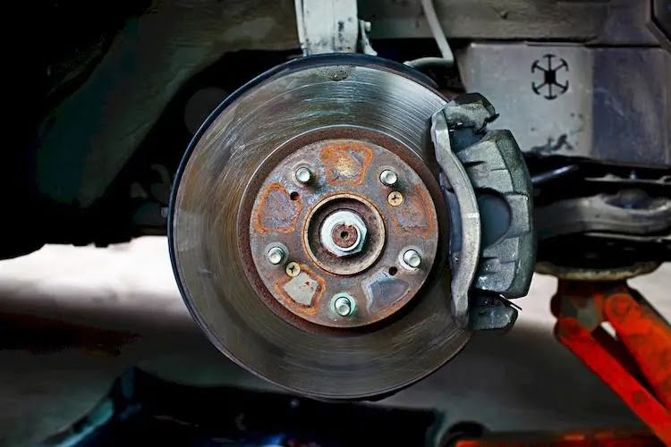 Đĩa phanh bị cong hoặc xước