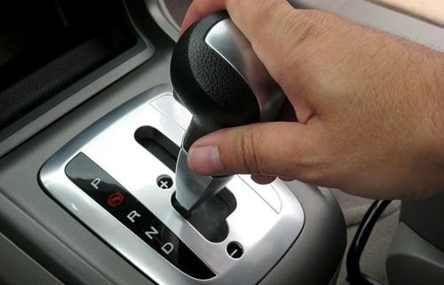 Dấu hiệu cần thay dầu hộp số ô tô là xe khó sang số