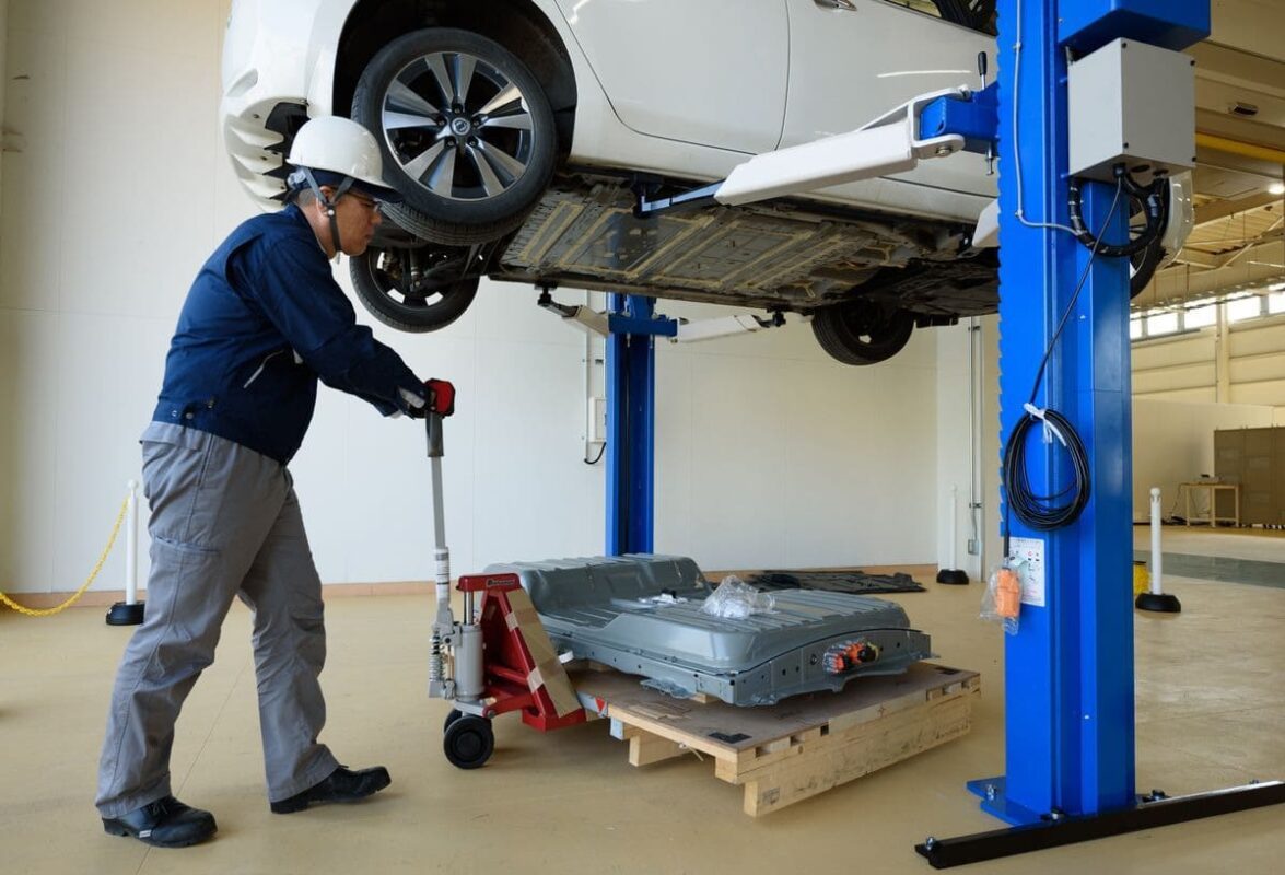 Nâng gầm xe bằng cầu nâng hoặc kích