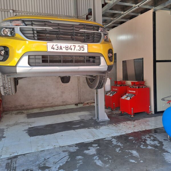 Hai cụm Chassis road simulator đứng cạnh cầu nâng trong xưởng, có bánh xe và chân đế điều chỉnh