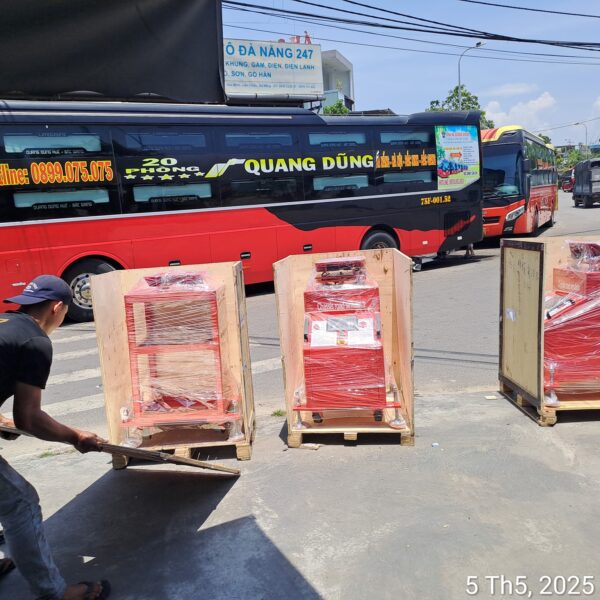 Ba thùng gỗ chứa thiết bị vừa về kho, đang mở kiện ngoài đường tại Đà Nẵng