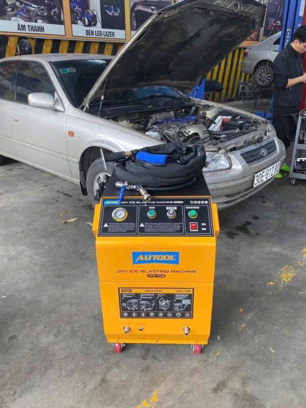 So sánh kim phun và họng nạp động cơ trước và sau khi vệ sinh carbon