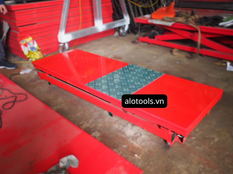 Bàn nâng xe máy điện âm nền Titano T200H 200kg 7 Bàn nâng xe máy điện âm nền Titano T200H 200kg, nâng cao 1m, chống trượt, an toàn