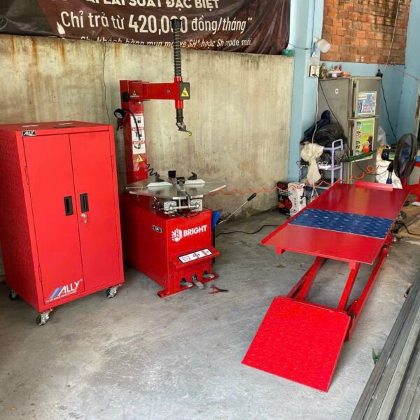 Bàn nâng xe máy điện đạp chân Titano T2 tích hợp motor điện và bàn đạp cơ