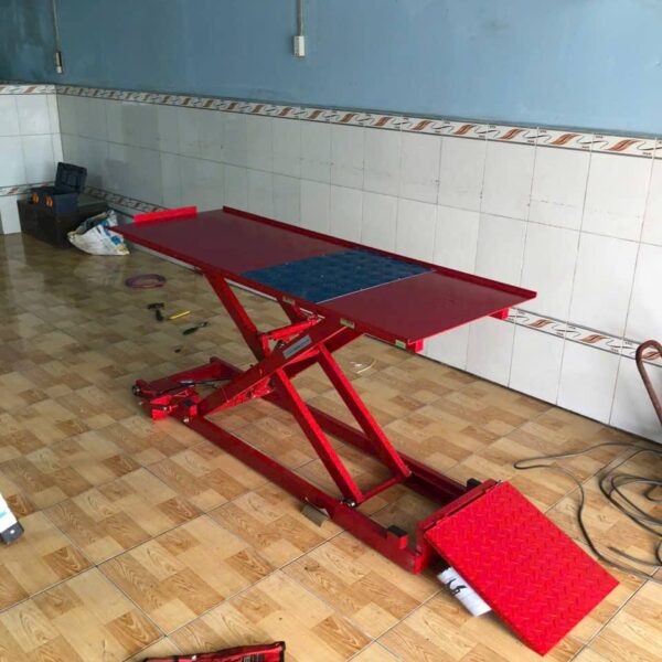 Bàn nâng xe máy điện đạp chân Titano T2 tải 170kg, có motor, dùng được khi mất điện