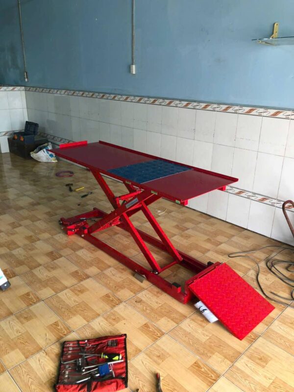 Bàn nâng xe máy điện đạp chân Titano T2 tải 170kg, có motor, dùng được khi mất điện