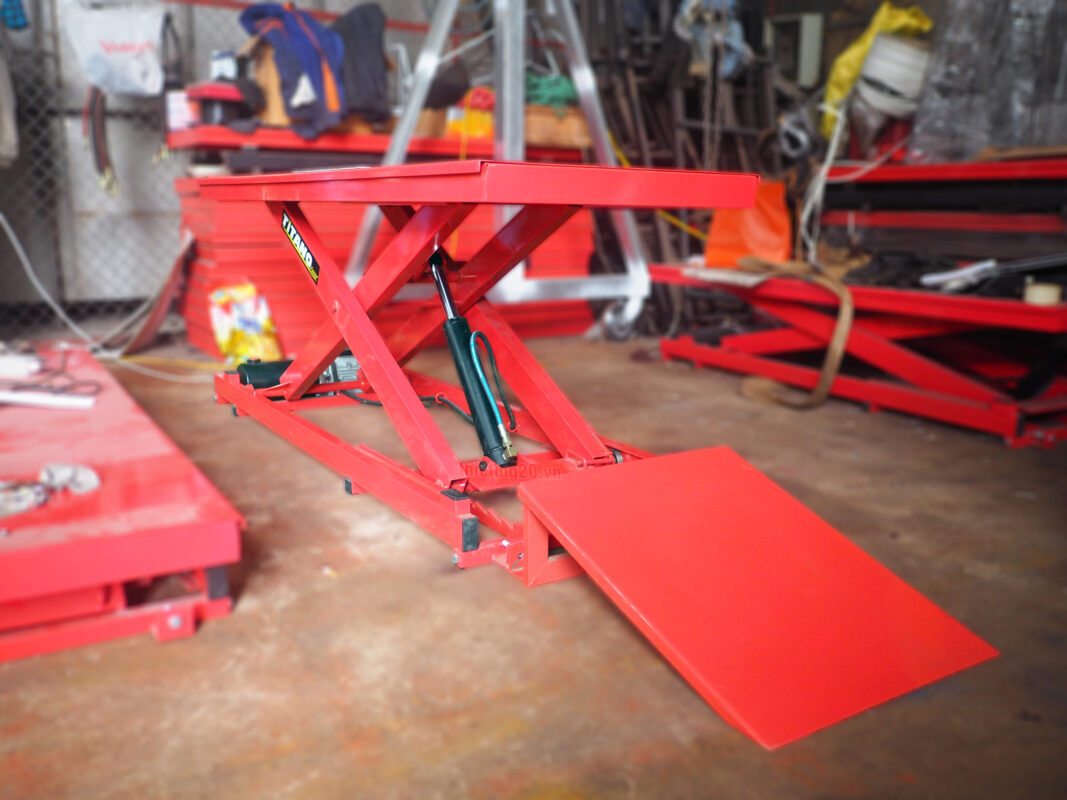 Bàn nâng xe phân khối lớn Titano T400H 400kg