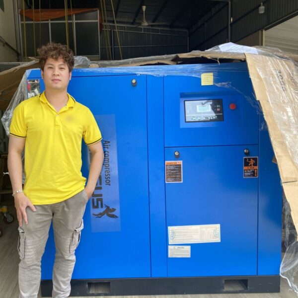 máy nén khí biến tần Pegasus 175HP – kích cỡ máy so với người đứng cạnh