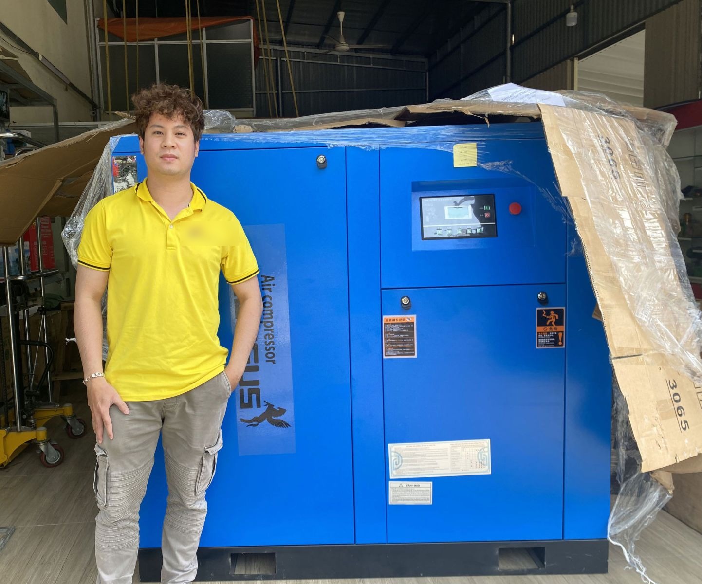 Máy nén khí trục vít Pegasus 150HP (110 kW), áp 8 bar, điện 380V 2 máy nén khí trục vít Pegasus 150HP – kích cỡ máy so với người đứng cạnh