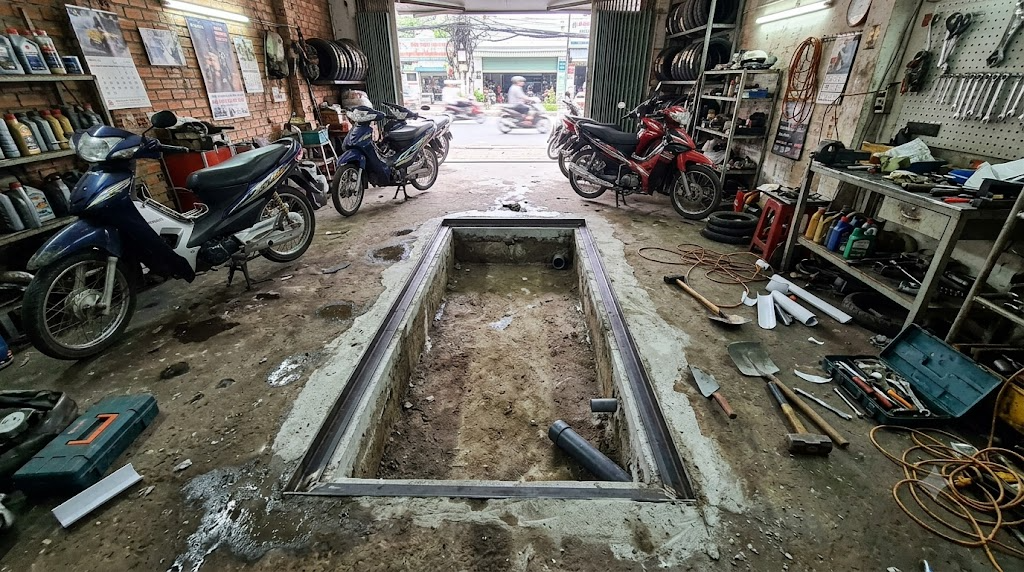 xây hố móng và lắp bàn nâng xe máy âm nền